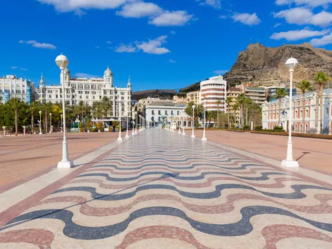 Explanada de España con su mosaico ondulado y el castillo de Santa Bárbara en Alicante
