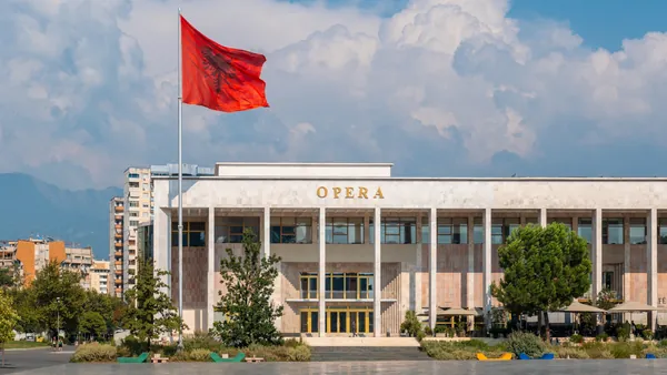 La Ópera será nuestro punto de salida en este free tour por Tirana.