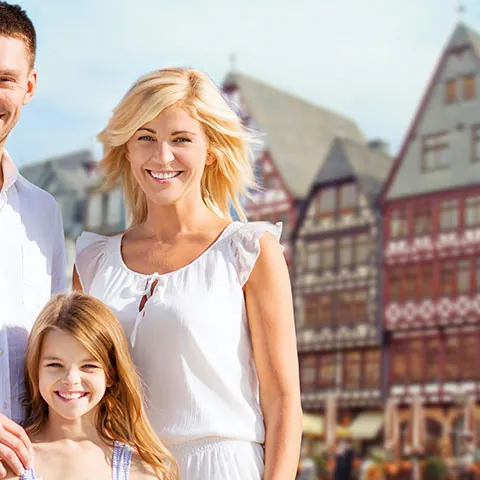 Familia feliz en la calle principal de Frankfurt