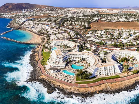 Vista aérea Playa Blanca, uno de los rincones más especiales de Lanzarote.