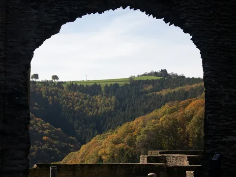 Colinas y bosques de Luxemburgo a través de un arco de piedra antiguo