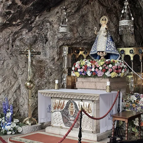 Imagen de la Santina, la Virgen de Covadonga, en la Santa Cueva en Cangas de Onís, Asturias.