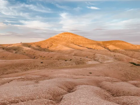 Paisaje del desierto de Agafay durante paseo en camello cerca de Marrakech