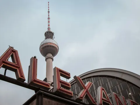Letrero de Alexanderplatz con la Torre de TV de Berlín