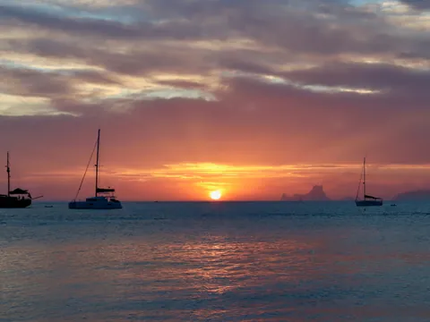 Barcos de fondo en Ses Illetes en una espectacular puesta de sol