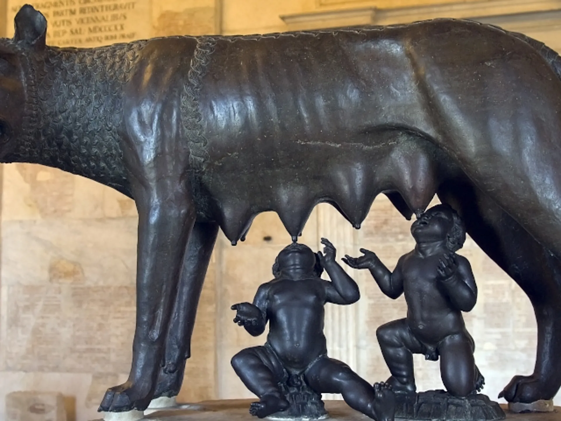 Rómulo y Remo mamando de una Loba  - Museos Capitolinos - Museos de Roma - Qué ver en Roma - Guía de Viaje Roma - Buendía Tours