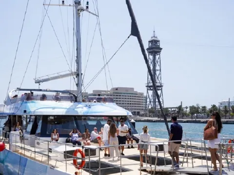 Paseo en catamarán por la costa de Barcelona