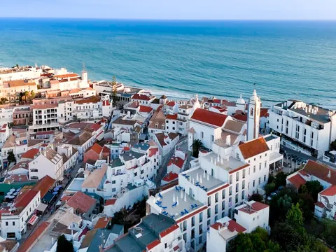 Vista aérea de casas blancas y costa atlántica en Albufeira, Algarve.