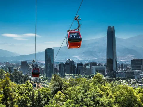 Subiremos en el teleférico para llegar al Cerro San Cristóbal.
