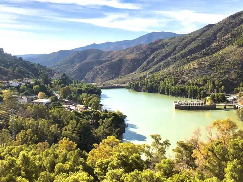 Vista panorámica del embalse de El Chorro desde la vía ferrata Caminito del Rey