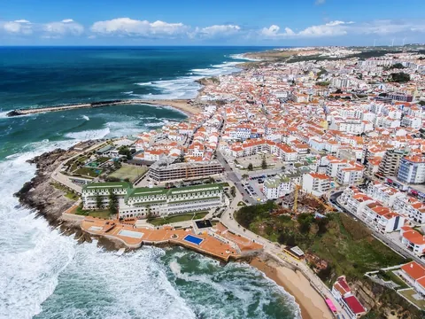 Vista aérea del pueblo costero de Ericeira y el océano Atlántico en Portugal