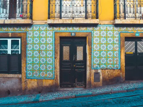 Fachada típica de Lisboa decorada con azulejos tradicionales.