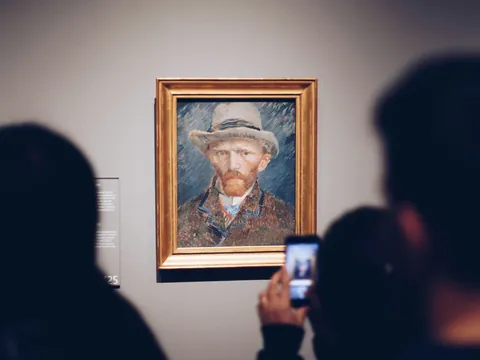 Visitantes observan el autorretrato de Van Gogh en el museo de Ámsterdam