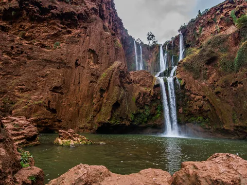Cascadas de Ouzoud con gran salto de agua y piscina natural en Marruecos