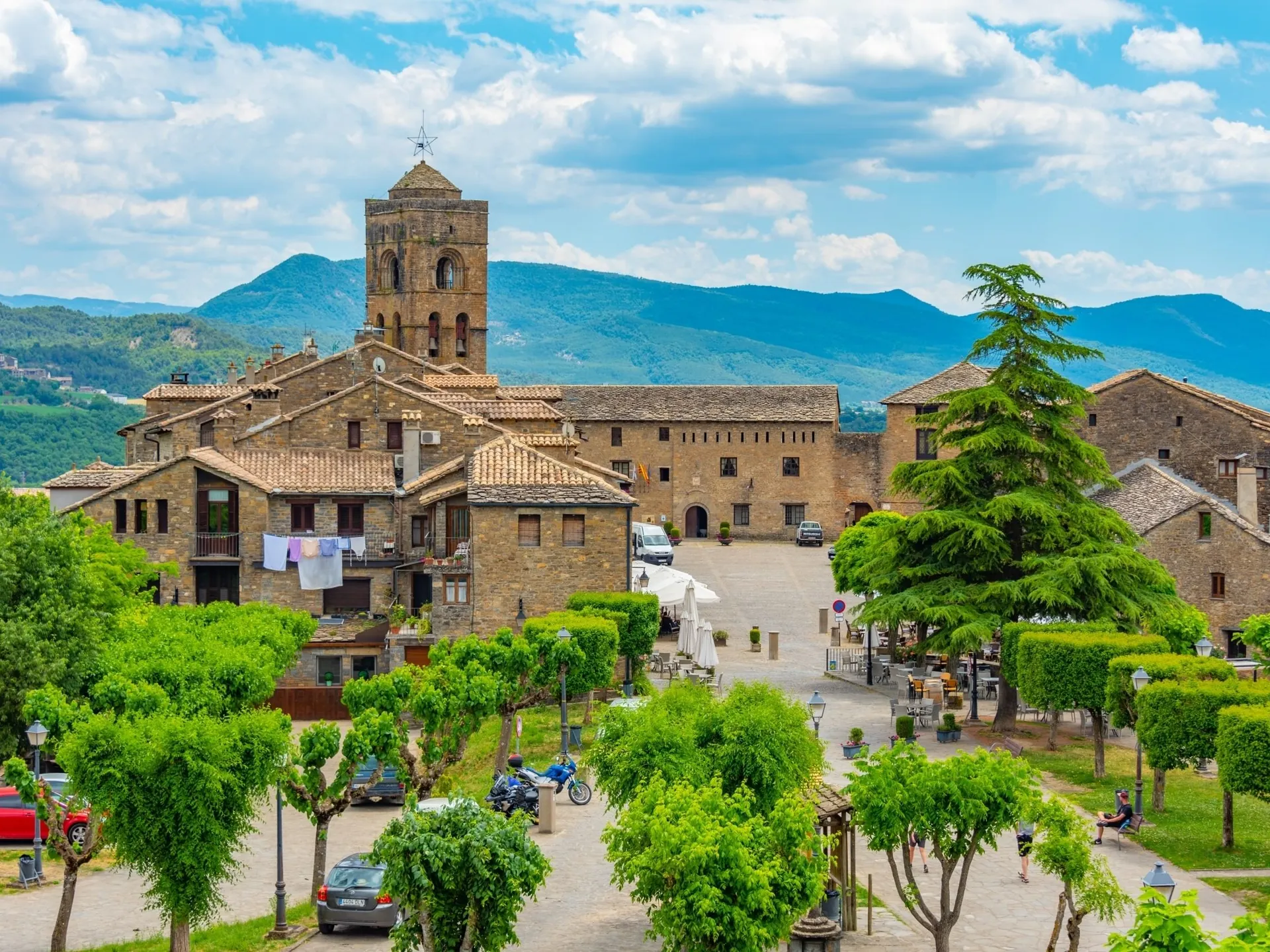 casco antiguo y torre Aínsa