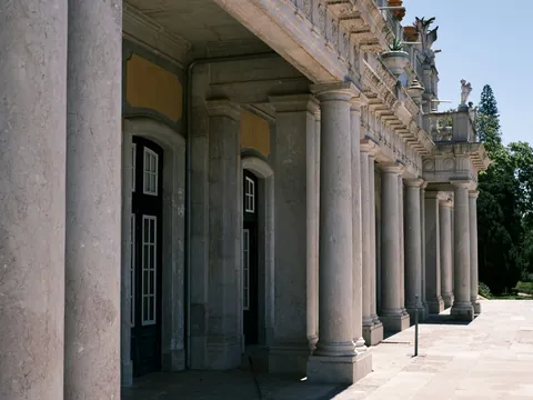 Columnata del Palacio de Queluz con columnas clásicas y jardín, Portugal