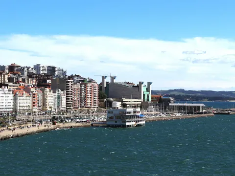 Paseo marítimo y puerto deportivo en la bahía de Santander, Cantabria