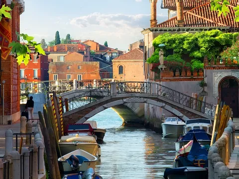 Canal con puente y barcas en un barrio tranquilo de Venecia