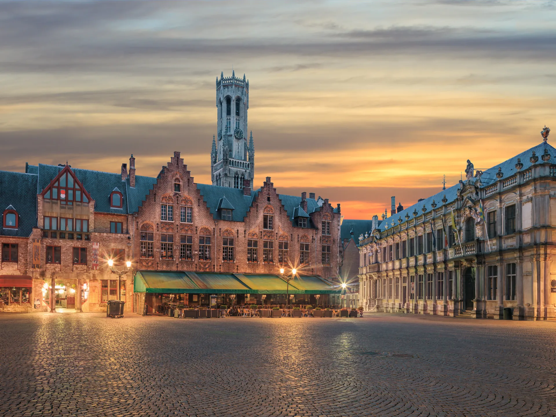 Plaza Burg al atardecer - Qué ver en Brujas - Guía de viaje de Brujas - Buendía Tours
