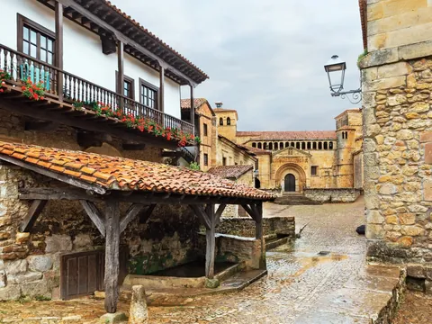 Detalles de calles medievales de Santillana del Mar