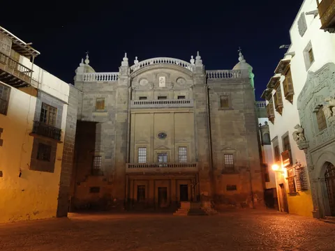 Plaza del Pilar Nuevo de noche con la Casa de Colón, Las Palmas de Gran Canaria.