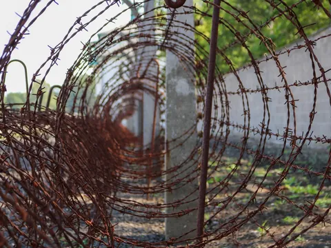 Alambre de espino oxidado en el perímetro del antiguo campo de Sachsenhausen
