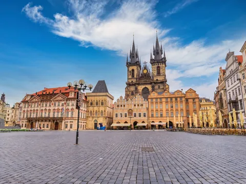 Plaza de la Ciudad Vieja de Praga con la Iglesia de Týn al fondo