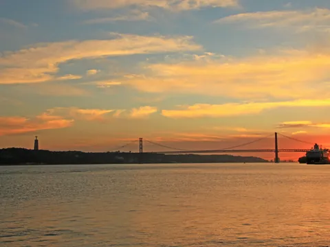 paseo en barco Lisboa atardecer