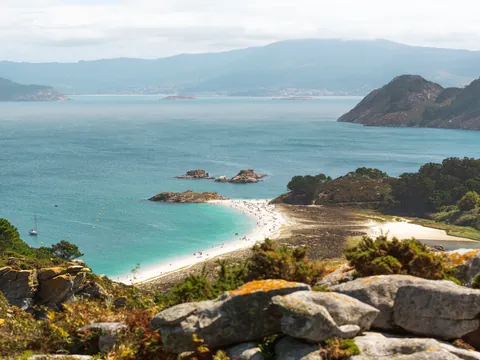 Imagen de las Islas Cíes y la playa de Rodas