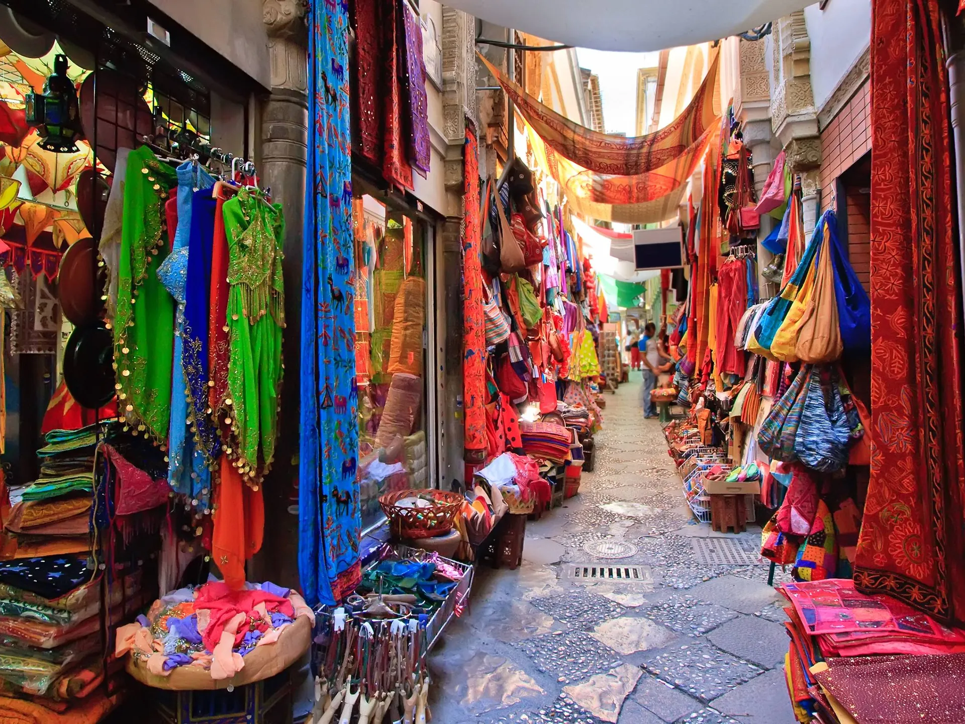 Alcaicería de Granada - Qué hacer en Granada - Guía de Viajes Granada - Buendía