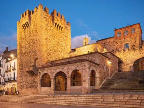 free tour Cáceres misterios leyendas atardecer