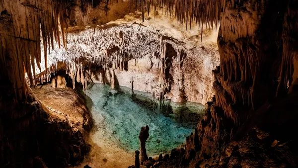 Interior de las Cuevas del Drach reflejadas en el lago Martel