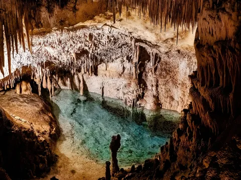 Interior de las Cuevas del Drach reflejadas en el lago Martel