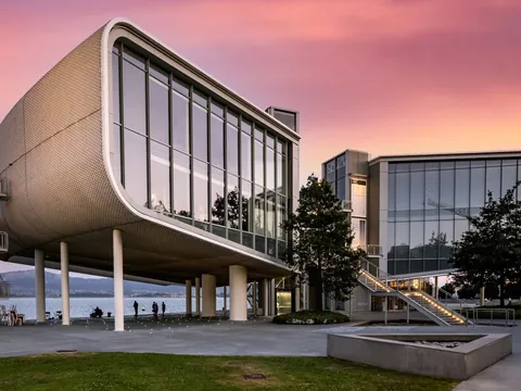 El edificio Botín en la bahía de Santander