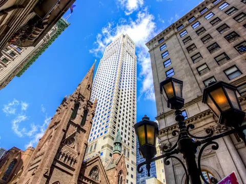 Vista de la Quinta Avenida con rascacielos en Nueva York, Estados Unidos