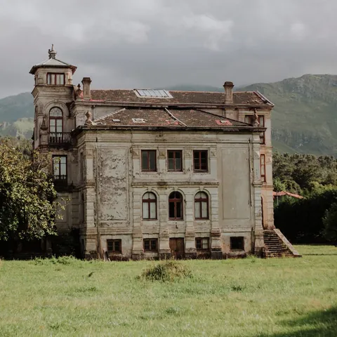 Llanes casa donde se grabó el Orfanato