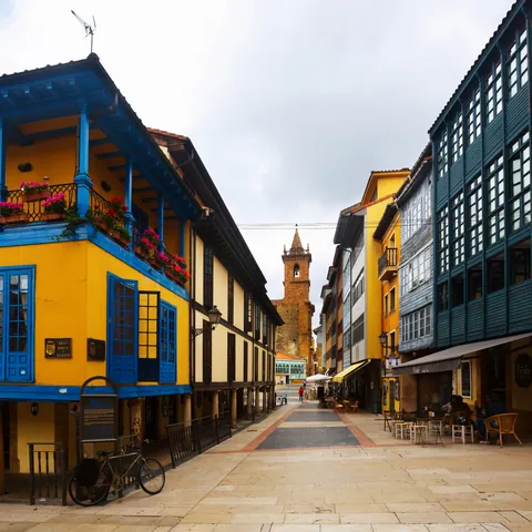 Casco antiguo de Oviedo, Asturias con la Catedral al fondo