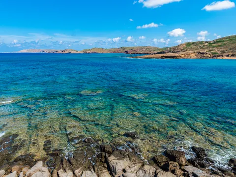 Aguas y costa rocosa en el litoral norte de Menorca