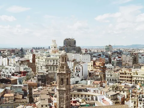 Vista aérea del centro histórico de Valencia y la torre de Santa Catalina