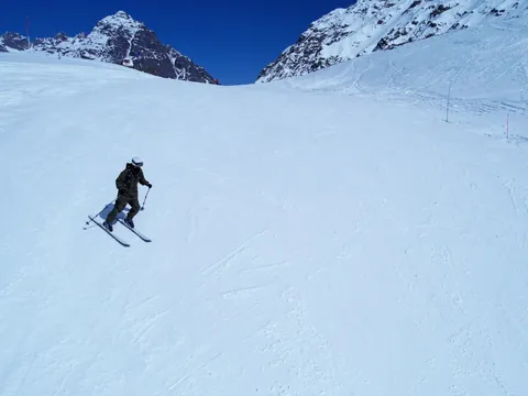 Esquiador deslizándose por la nieve en la estación de esquí de Farellones.