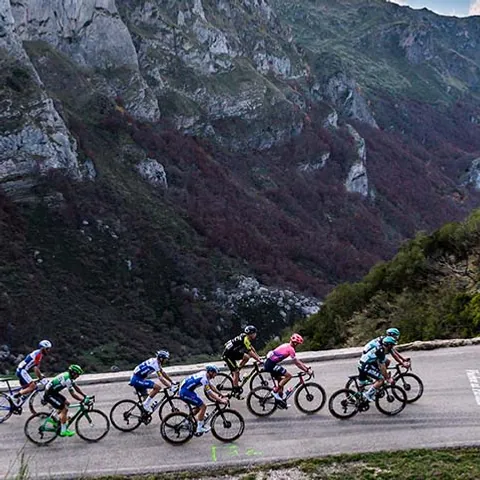 Pelotón de la Vuelta Ciclista España 2021 a su paso por Asturias - 10 l