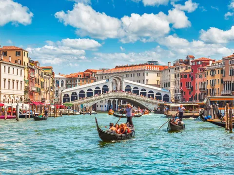 Góndolas navegando junto al Puente de Rialto sobre el Gran Canal de Venecia
