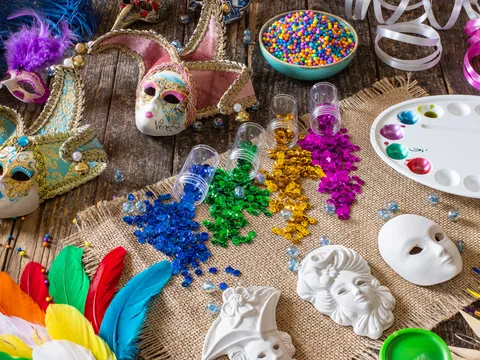 Taller artesanal de máscaras para el carnaval veneciano, perfecto para tu viaje a Venecia.
