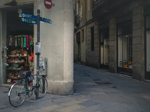 Bicicleta aparcada en el Barrio Gótico de Barcelona
