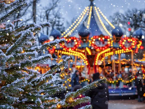 Carrusel y luces navideñas en los Jardines Tivoli de Copenhague