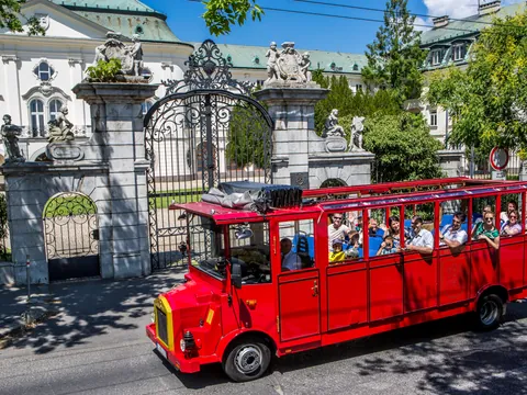 El tren turístico Prešporačik pasa por los monumentos más emblemáticos del la ciudad.