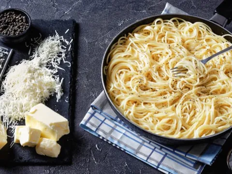 Tonnarelli cacio e pepe Buendía Tours