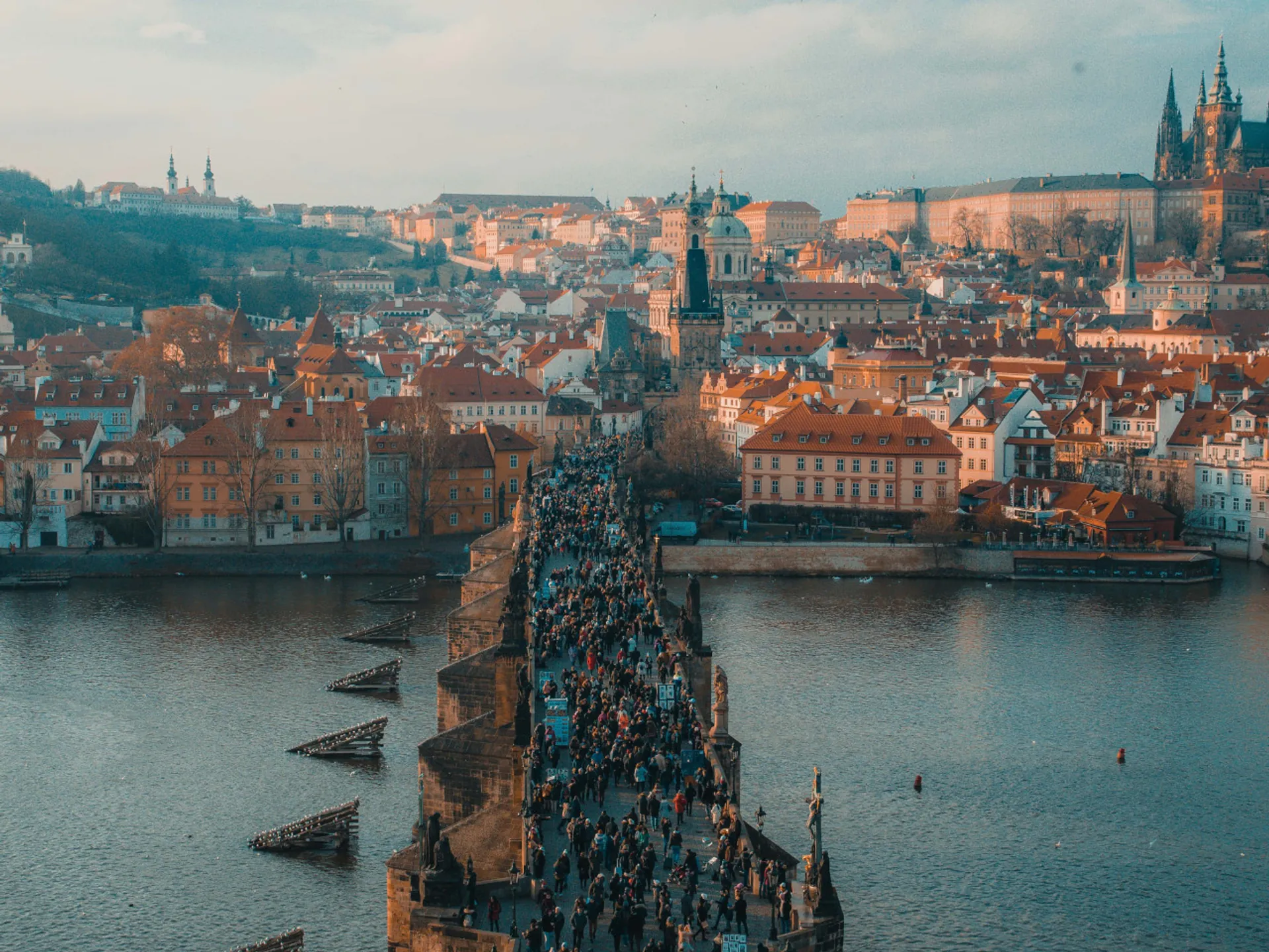 Vista aérea del Puente Carlos - Praga con niños - Qué hacer en Praga - Guía de Viajes Praga - Buendía Tours