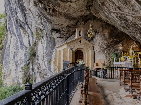 Capilla de la Santa Cueva en el Santuario de Covadonga, Asturias, enclavada en la roca y dedicada a la Virgen de Covadonga