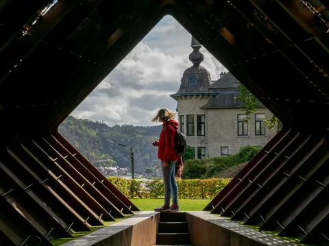Persona observando el paisaje en Dinant, Bélgica